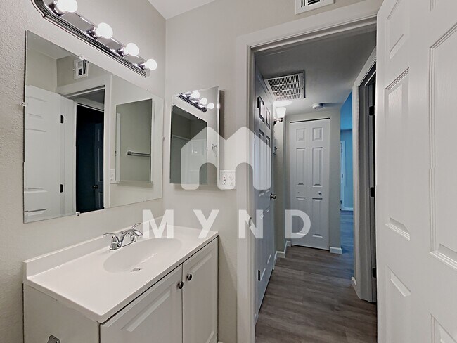 Building Photo - 1538 W Peoria Ave Unit 1