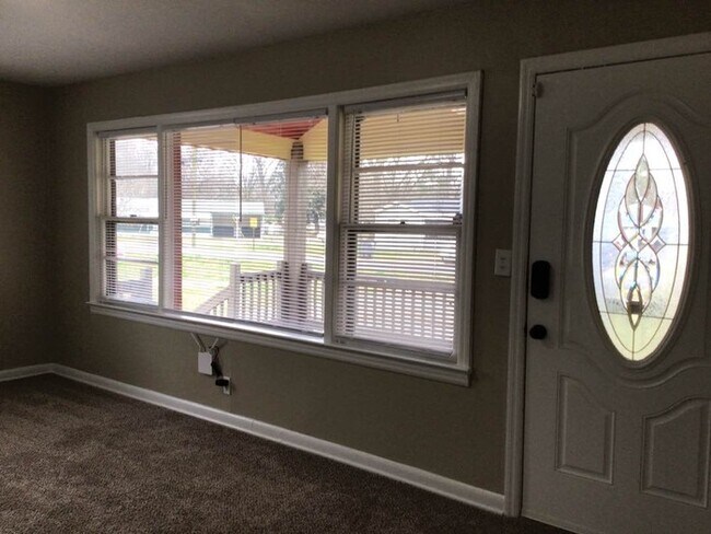 Building Photo - Newly Remodeled Smart Home. Self-Tour Today!