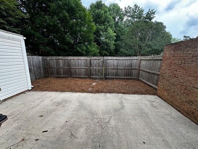 Building Photo - Available to View! Luxurious Town home in ...