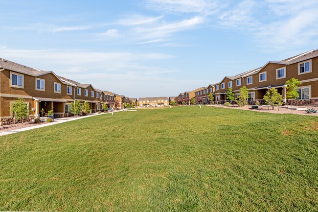 Foto del edificio - 7684 Sand Lake Hts