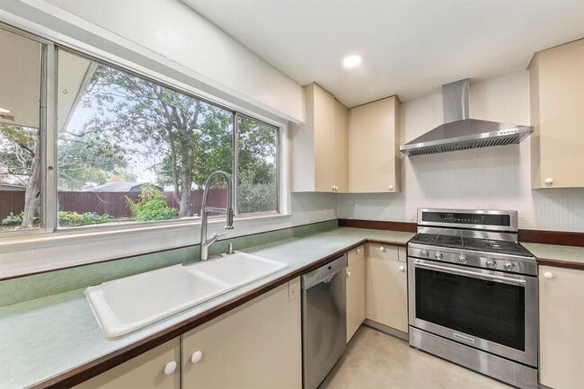 Building Photo - 5221 W 43rd St