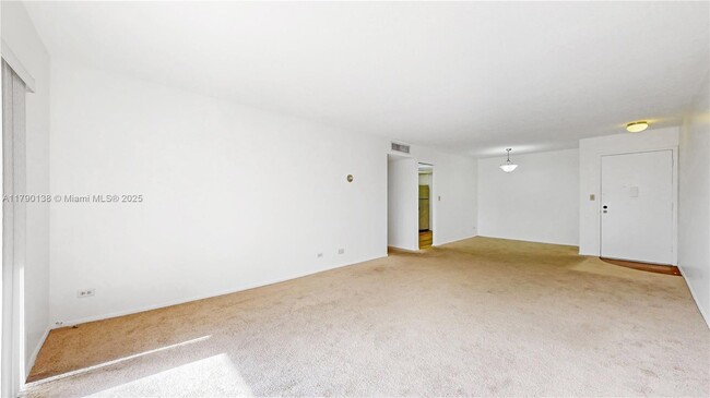 Foto del edificio - 8101 SW 72nd Ave