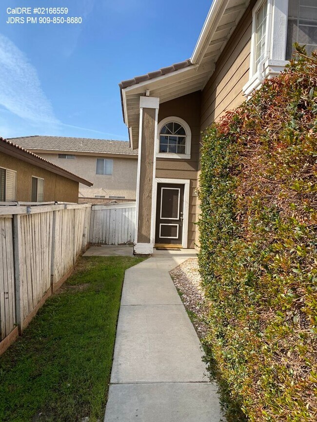 Building Photo - Fontana 3 Bedroom Home Available July 2025