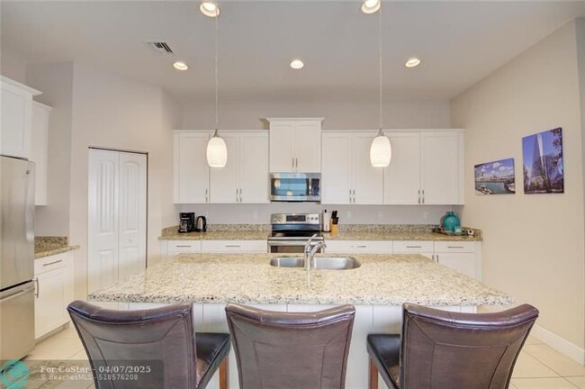 Building Photo - 495 NE Abaca Way