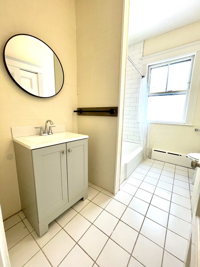 Building Photo - 81 College Ave