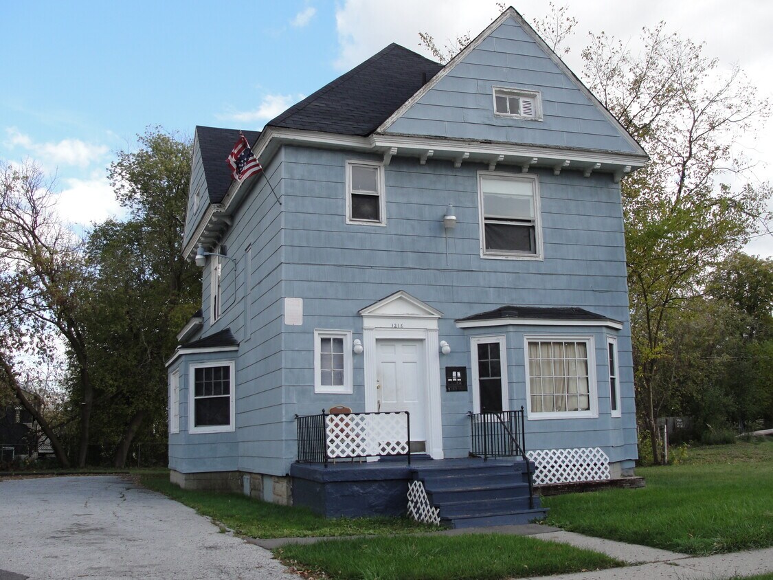 Primary Photo - 1216 Sheridan Ave