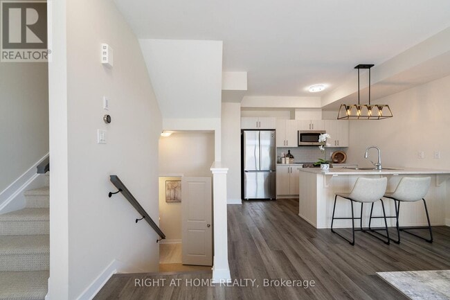 Building Photo - 186 Visor Private