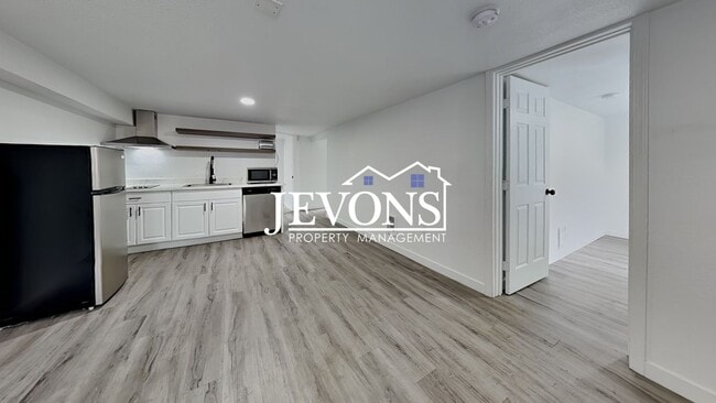Building Photo - 630 N Skyline Dr