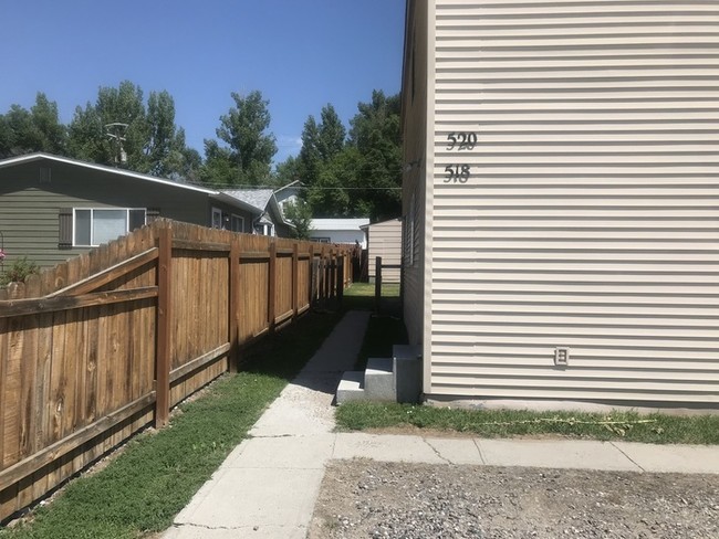 Building Photo - 2 Bedroom 1 Bath Upstairs Apartment