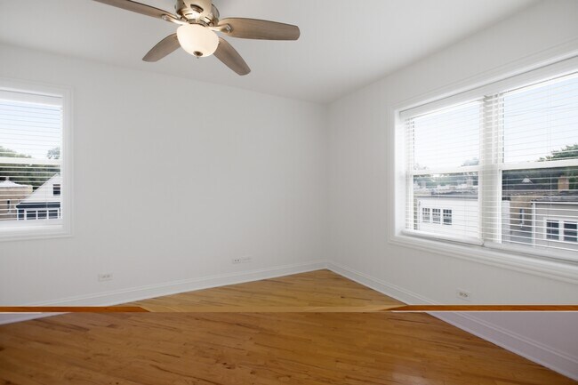 Foto del edificio - 2619 N Harding Ave