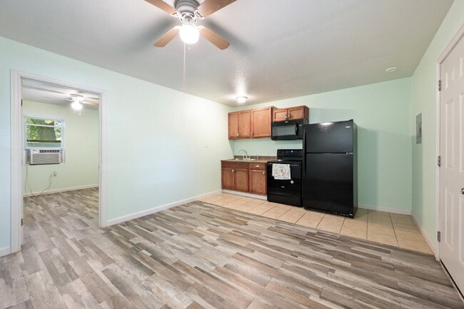 Building Photo - Awesome 1 bedroom home with PAID UTILITIES!