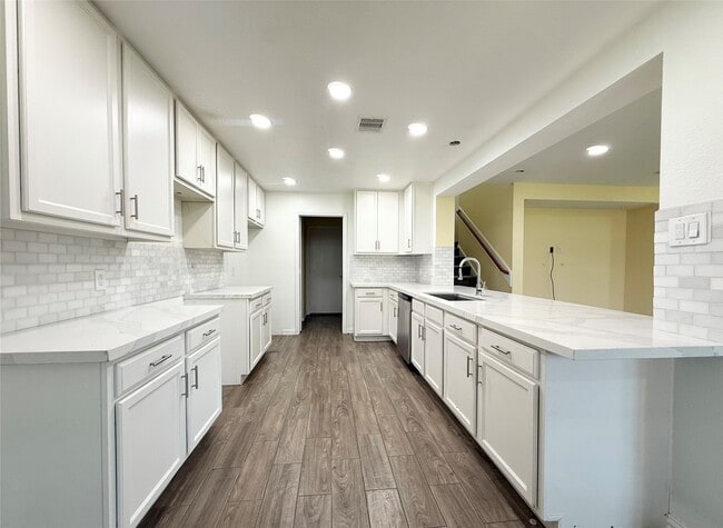 Foto del edificio - 910 Staffordale Manor Ln