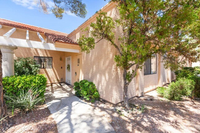 Foto del edificio - 1 MONTH FREE!!! 2 BEDROOM SINGLE STORY TOWNHOME 55+ COMMUNITY
