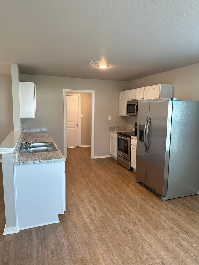 Foto del edificio - *48 Hour Look & Lease Bonus!* Three Bedroom | Two Bath Home in Cypress Bend