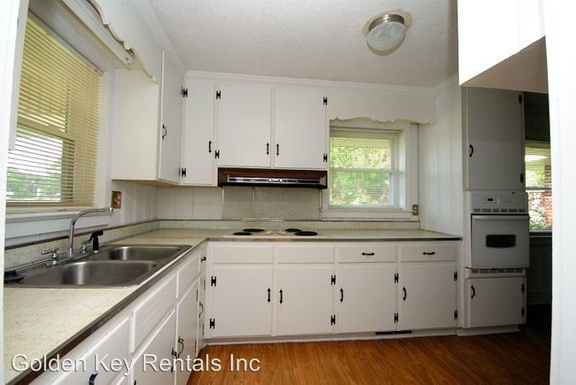 Building Photo - 3 br, 2 bath House - 100 E. Main St.