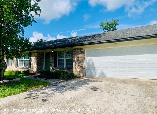 Foto del edificio - Spacious 4-Bedroom, 2-Bath with Fenced Yar...