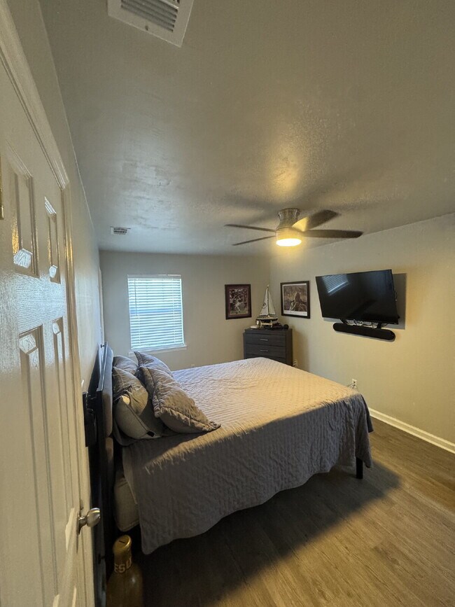 Foto del edificio - Cozy 2 bedroom 2 bathroom house near campus