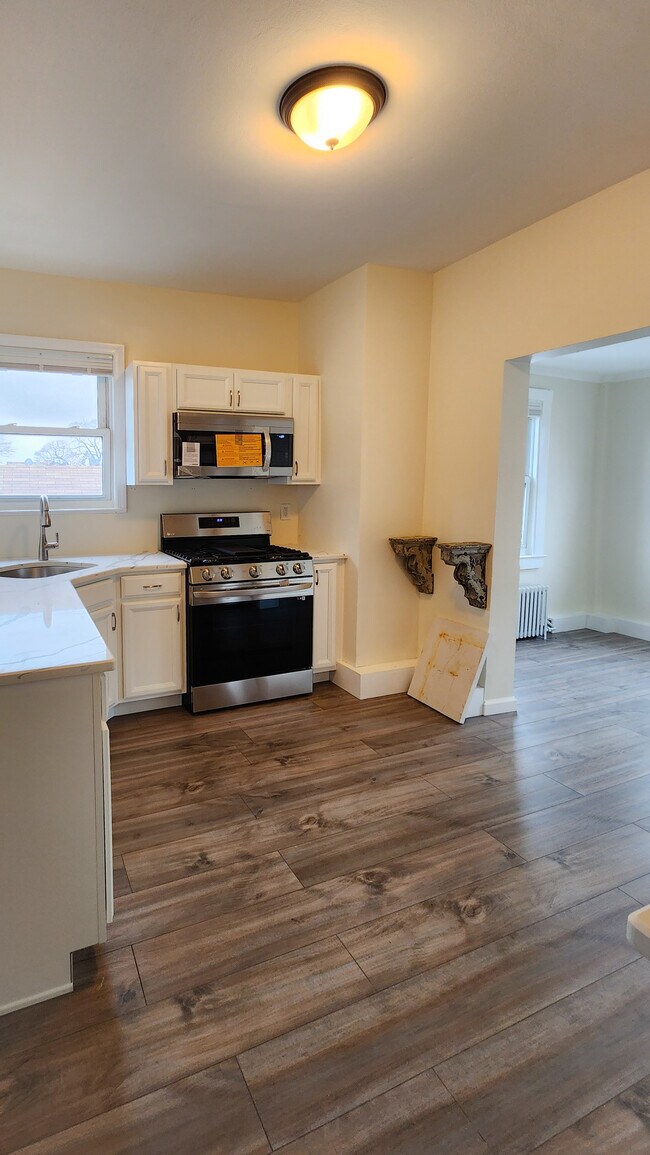 Brandnew Kitchen, Appliances, COUNTERS. - 149 McClean Ave