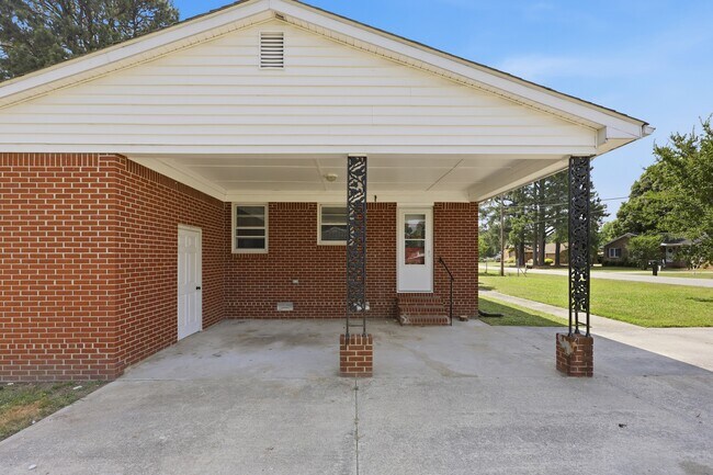 Building Photo - 1813 Fearing Ave