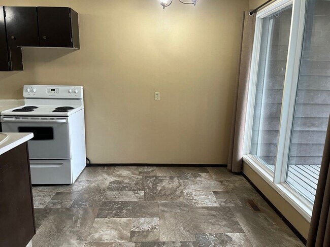 Building Photo - 3 Bed 1.5 Bath Unit in Olds, AB