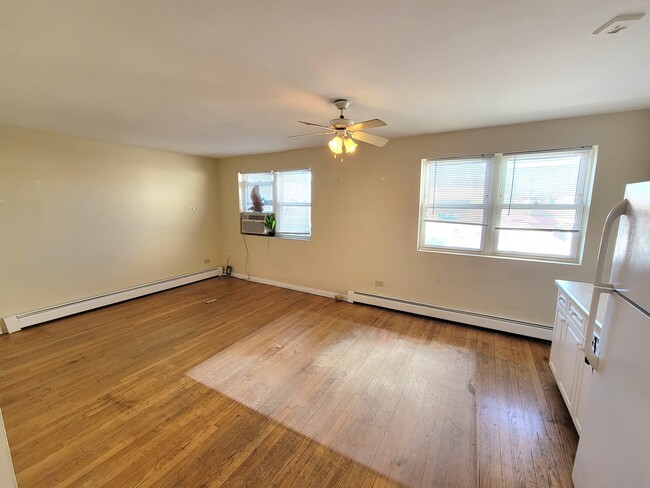 Foto del edificio - 6151 W Belmont Ave