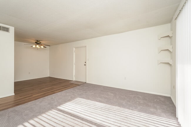 Building Photo - 2205 Sunderland Rd