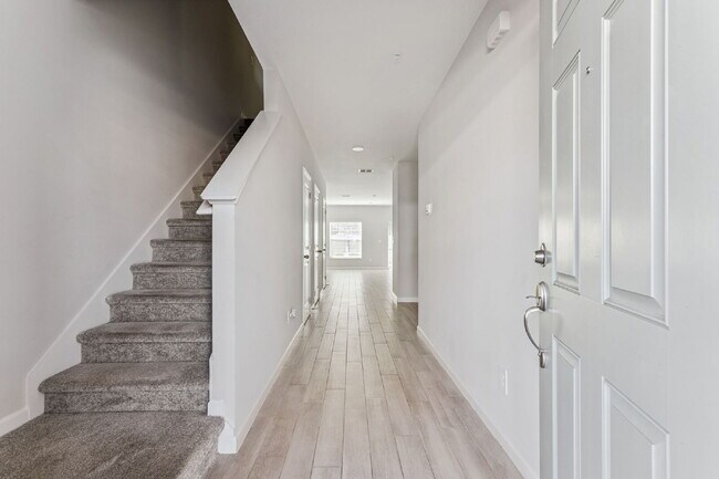 Foto del edificio - Stunning 3 bedroom, 2.5 bathroom townhome located in a highly desirable gated community