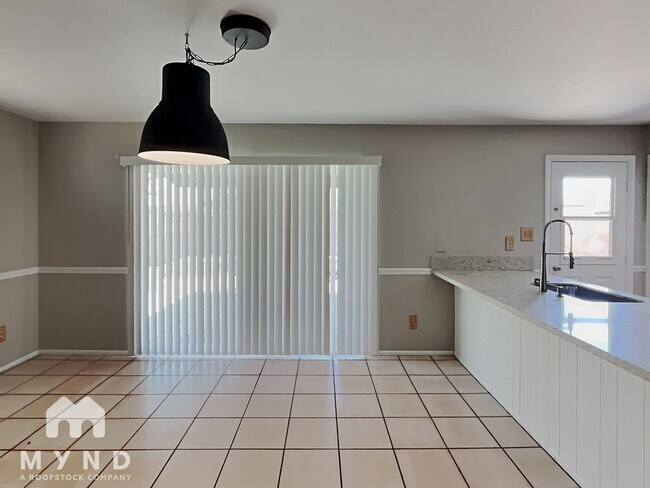 Building Photo - 537 E Laguna Dr