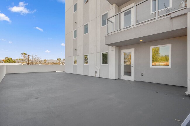 Foto del edificio - Spectacular Two Bedroom with Incredible Su...