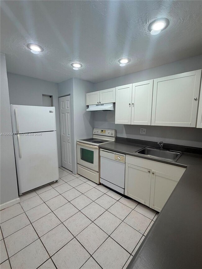Building Photo - 8020 N Colony Cir