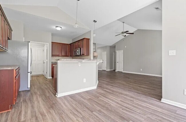 Building Photo - 3 Bedrooms Plus a Bonus in Carolina Plantations!