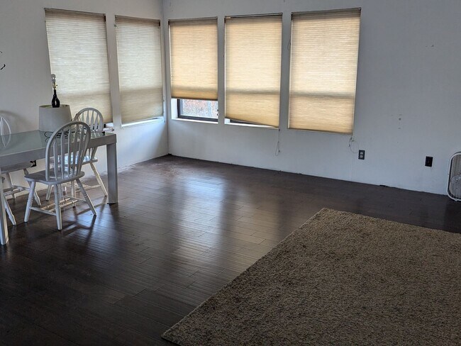 Building Photo - 2 Bedroom Duplex in Des Moines