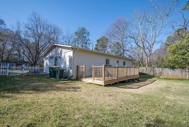 Building Photo - AVAILABLE MAY 15TH!