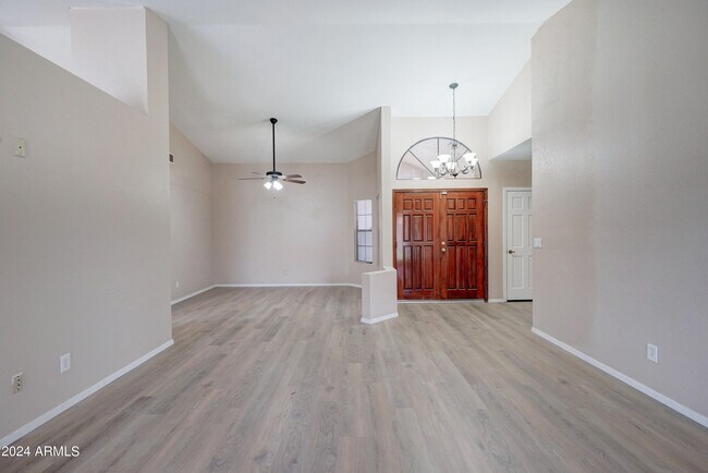 Building Photo - 1518 W Antiqua Dr