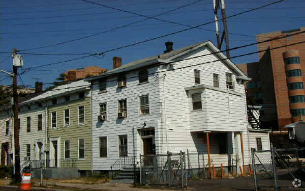 Primary Photo - 131 Bayard St