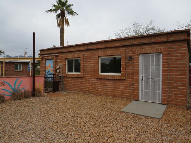 Building Photo - Charming Bungalow Guest House with utilities in Central Tucson