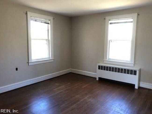Building Photo - 4 BED 2.5BA SINGLE FAMILY HOME