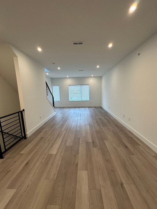 Building Photo - Recently Constructed, Modern 3 Bed / 3 Bath Bi Level Apartment Near Temple — Private Rooftop + Ba...