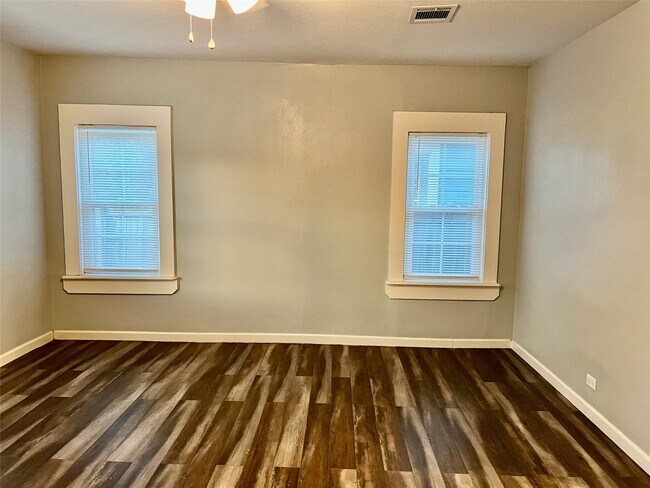 Foto del edificio - 106 N Eastwood St