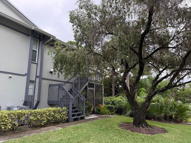 Foto del edificio - Spacious 2BR/2BA Condo with Vaulted Ceilin...