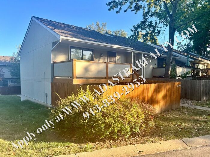 Foto principal - Remodled 2 Bed 2 Bath Townhome in Overland...