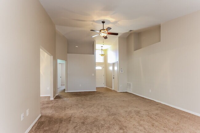 Foto del edificio - 221 Lookout Dr