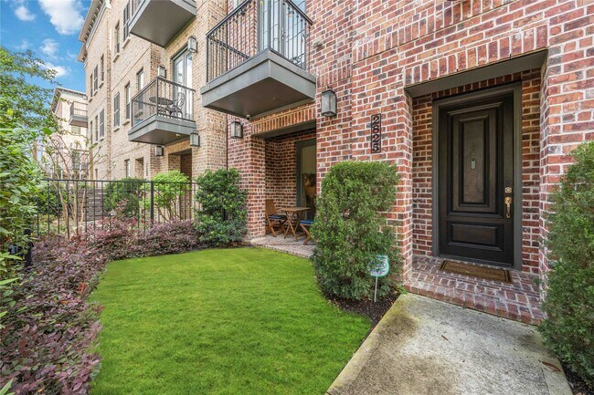 Building Photo - 2825 Hicks St