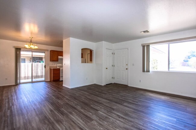 Building Photo - 6200 N Rockland Dr