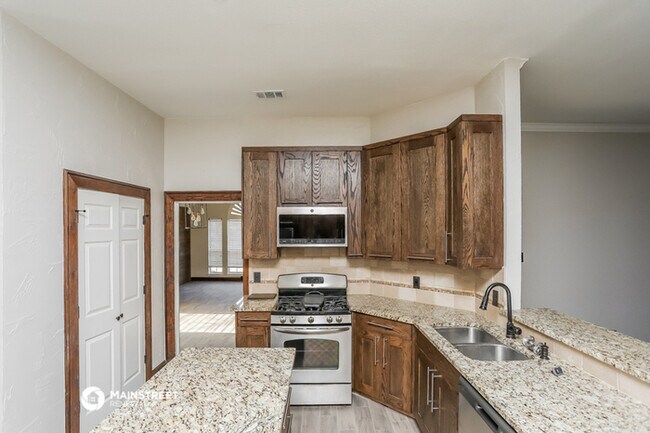 Building Photo - 326 Elm Dr