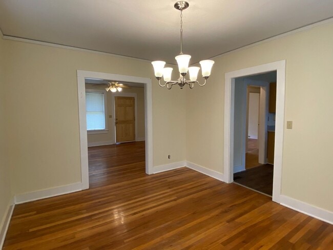 Building Photo - 2 Bedroom 1 Bath Home In Greenville !