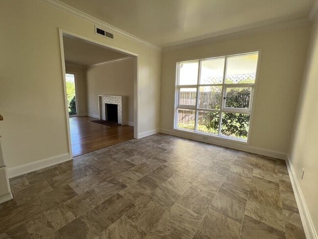 Building Photo - 25 El Camino Dr