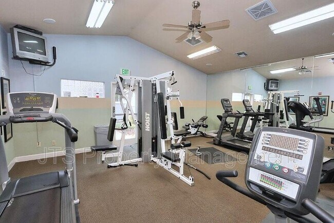 Building Photo - 885 Halidon Way