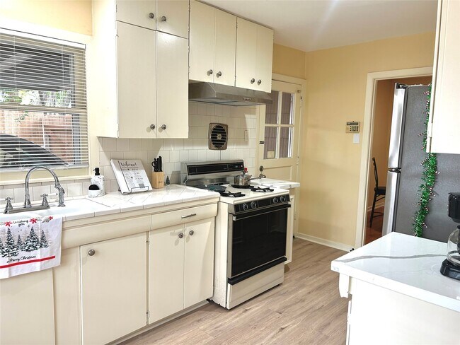 Foto del edificio - 4046 Woodfin St