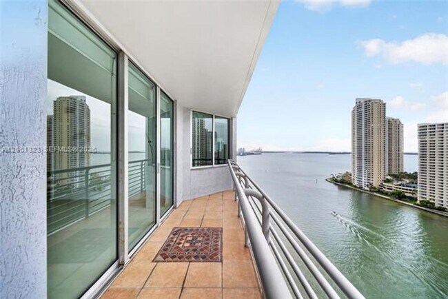 Foto del edificio - 325 S Biscayne Blvd